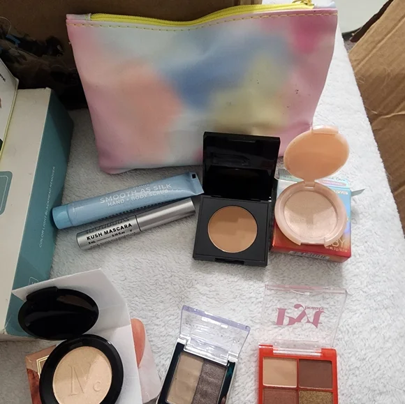 ipsy Multicolor Makeup Bag A Lot Of Expensive Make Up, Blush, Eyeshadow, Mascara - Picture 2 of 5